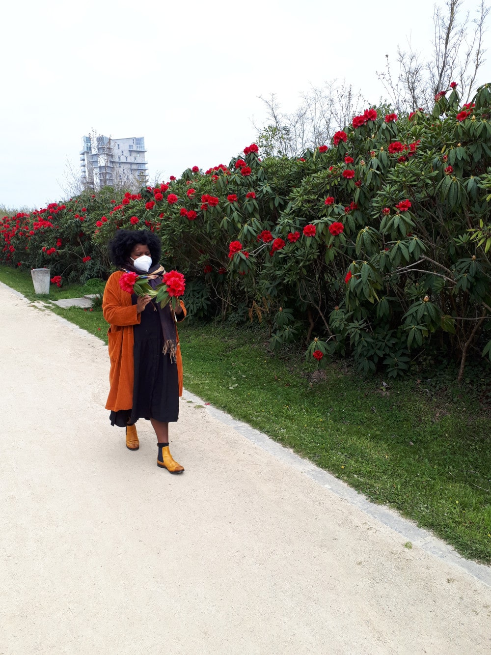 Edna confectionne un bouquets